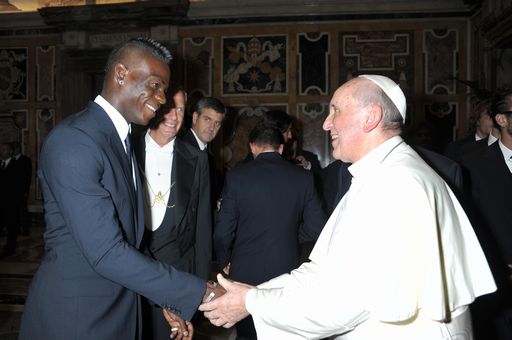 Cosa ha chiesto Balotelli a Papa Francesco: ridacci Silvio al Milan e toglicelo dalla politica