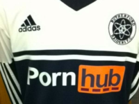 Dilettanti inglesi alla ricerca di sponsor applicano sulla maglia il logo di un noto sito porno: bannati dal campionato