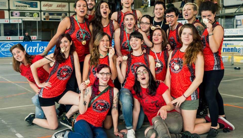 Roller derby, le Crimson Vipers in azione all’Italcementi. In memoria di Yara