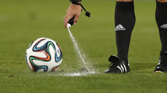 UFFICIALE – Novità nel regolamento: anche gli arbitri potranno giocare a calcio