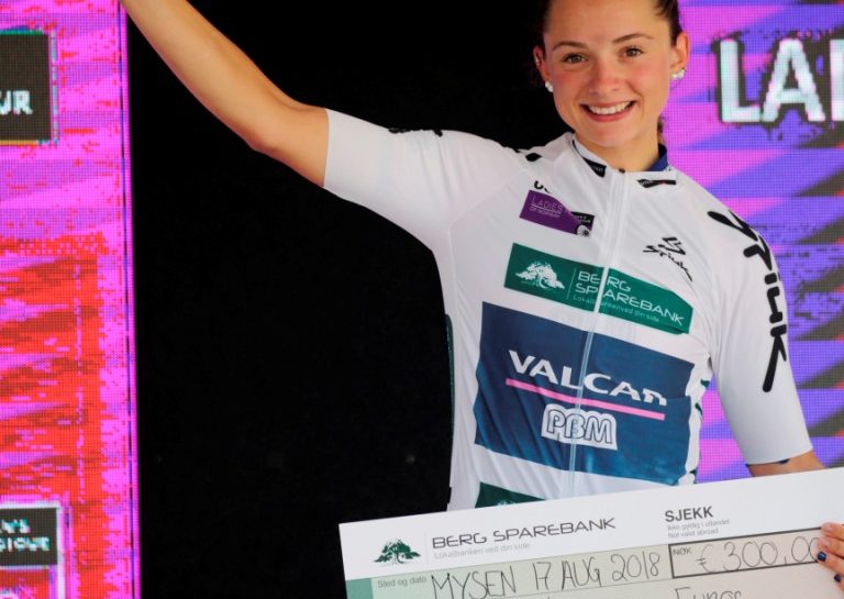 Chiara Consonni veste la maglia di miglior giovane al Tour of Norway