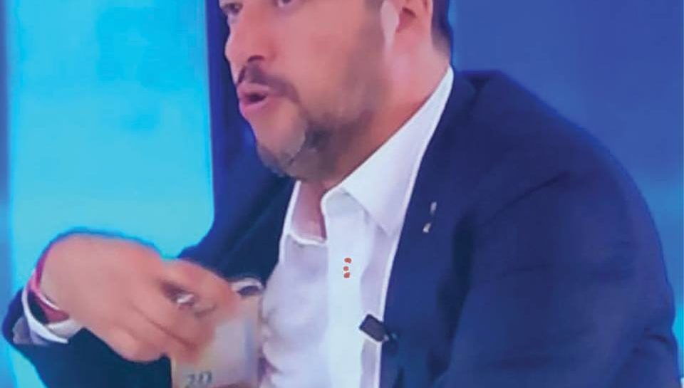 Il tifosissimo atalantino Giulio Panza e una camicia fatta su misura al vicepremier. “Anche se Salvini tiene al Milan…”