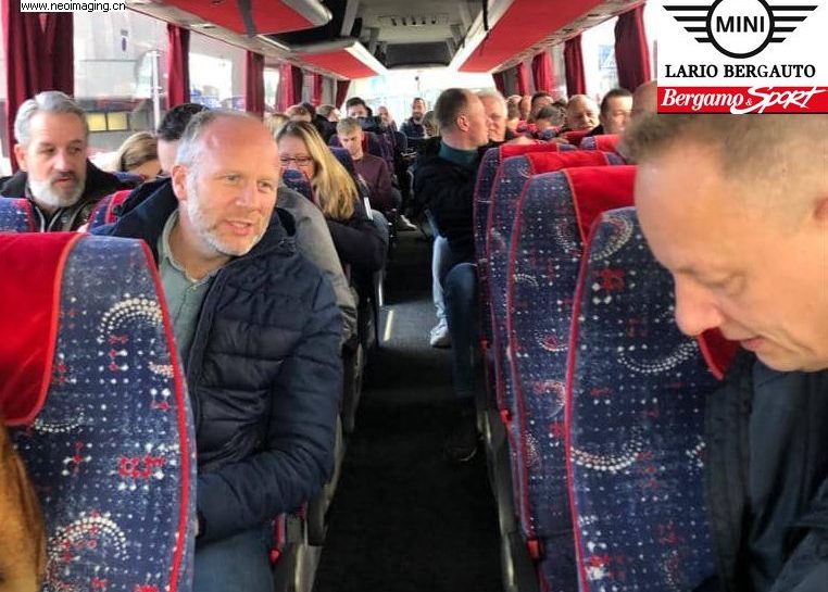 I dirigenti del Football Club Groningen in visita al Gewiss Stadium di Bergamo e accolti dai mitici “Semper in trasferta”