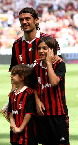 Milan, positivi (con sintomi) Paolo Maldini e il figlio