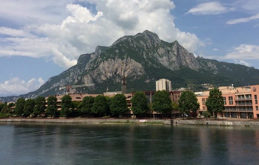 A Lecco, nel mio lago, protetto dal suo silenzio dopo troppe parole in circolo