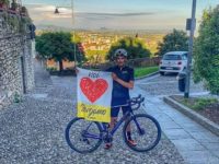 La pazza impresa di Simone: scala l’Everest in bici sulle mura di Bergamo. «Perché lo sport provi a riscattare il lutto»