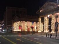 Le luminarie in centro a Bergamo e la voglia di un Natale normale, una giornata interminabile a tavola con le quindici persone che amo