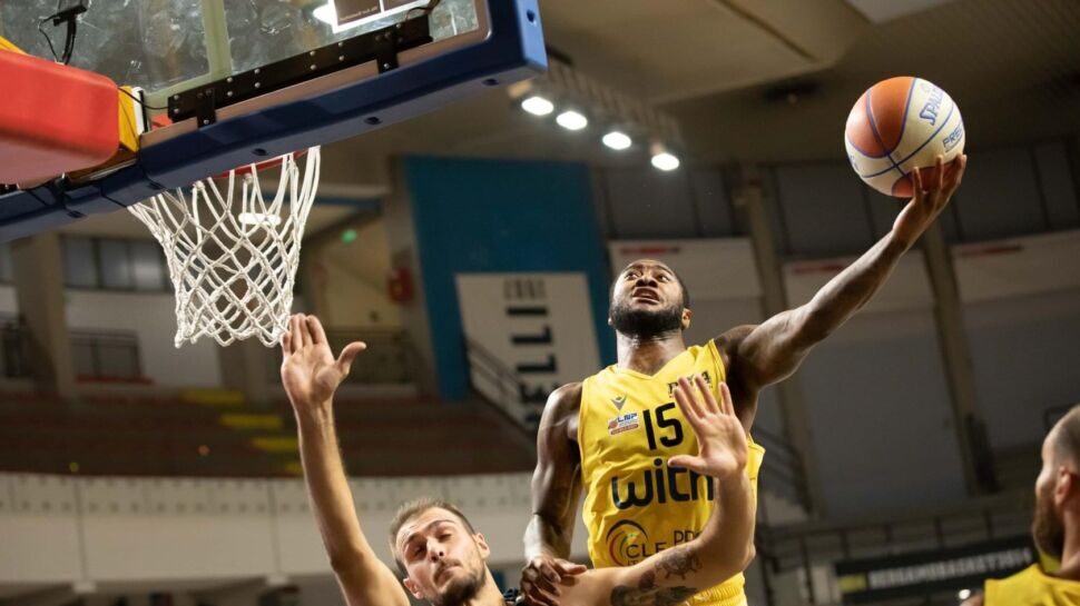 Basket, domani alle 17 il derby Bergamo-Treviglio con diretta tv