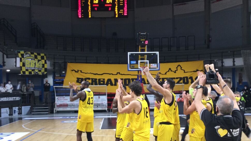 Il Bergamo Basket torna a vincere in casa. Casale asfaltato 104-68
