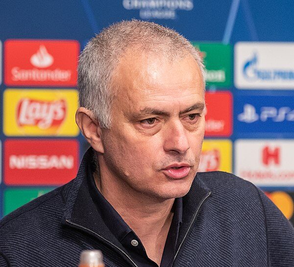Ufficiale, Mourinho sulla panchina della Roma dalla prossima stagione. Il portoghese: “Convinto dall’incredibile passione della tifoseria giallorossa”