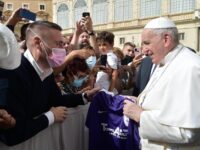 La Fiorente Colognola consegna la maglia ufficiale a Papa Francesco