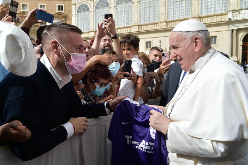 La Fiorente Colognola consegna la maglia ufficiale a Papa Francesco
