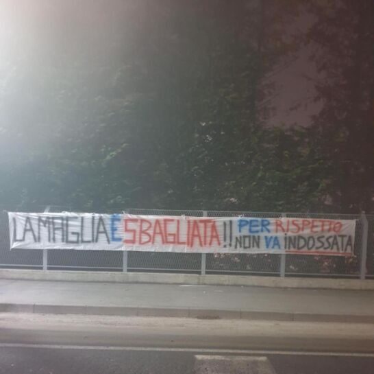 Lo striscione che sa di avvertimento: “Non si indossa la maglia sbagliata”