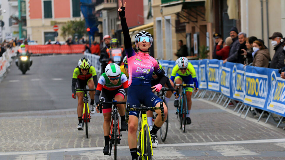 Altra vittoria della junior Francesca Pellegrini, diciottenne di Capizzone. Tra le elite doppio settimo posto di Chiara Consonni in Olanda