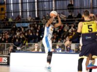 Corbett e Miaschi sugli scudi: spettacolo Blu Basket contro Torino