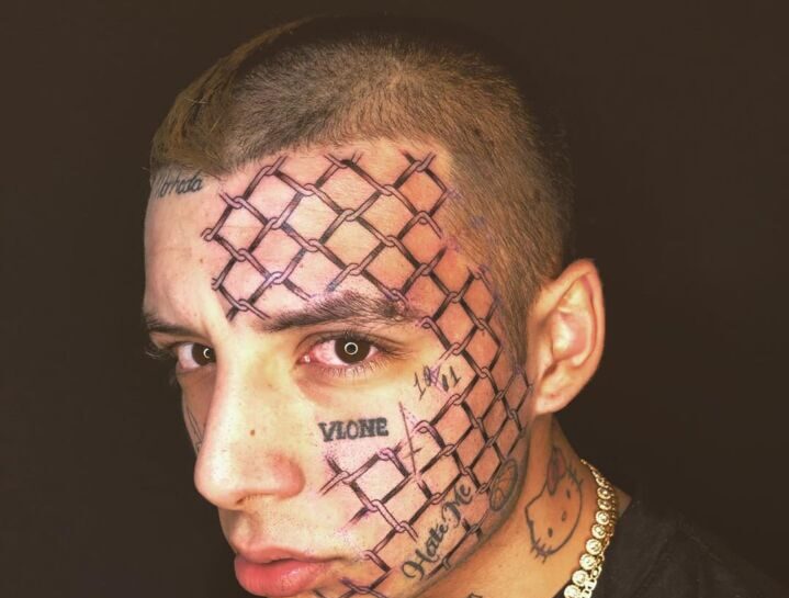 Il senso di sconfitta provato guardando il volto sfigurato del giovane rapper violento e razzista