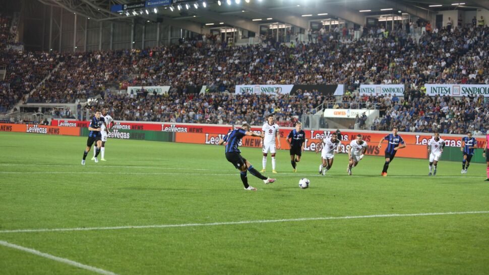 Koopmeiners impallina il Torino: Atalanta in testa con la Roma