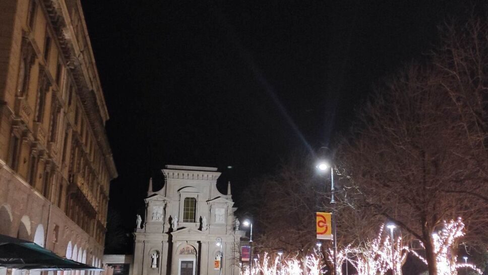 Le meravigliose luci della città e la ragazzina fatta e strafatta che mi chiede la carità. E io che le do i soldi e vado via. Senza salvarla