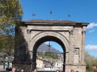 L’Immacolata Alzano in trionfo sotto l’Arco di Augusto: il 25 aprile dall’Aygreville