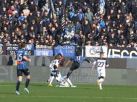 Lookman-gol e l’Atalanta riprende fiato, poi Carnesecchi salva tutto: Lecce battuto